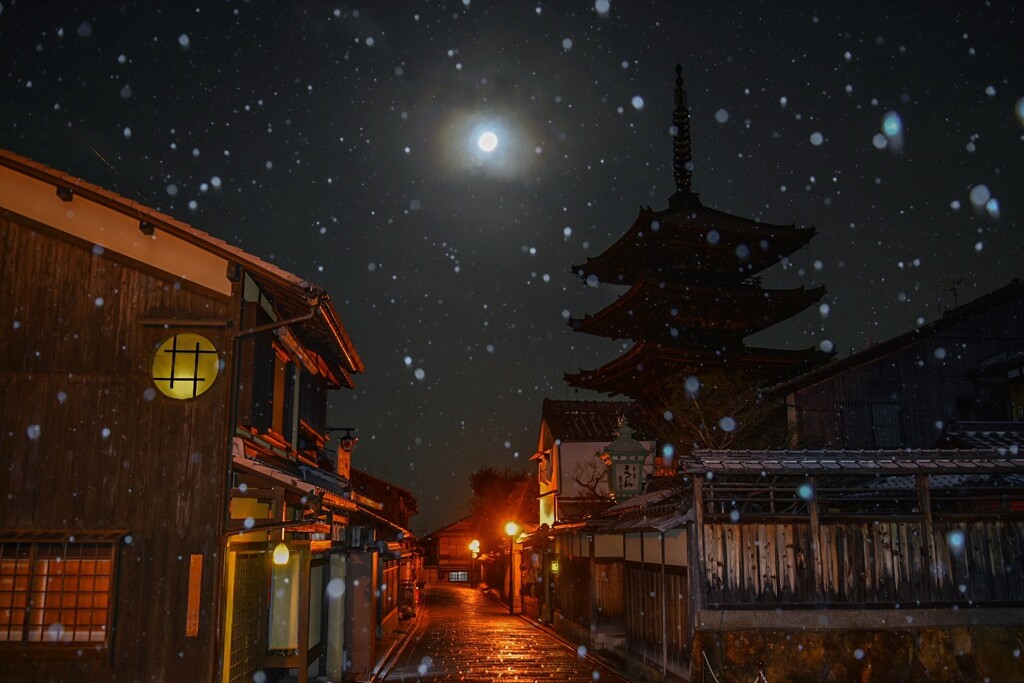 夜明けの八坂道