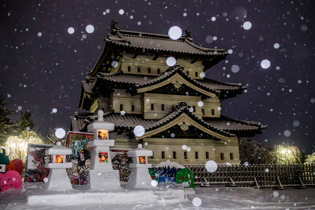 弘前城天守と雪燈籠