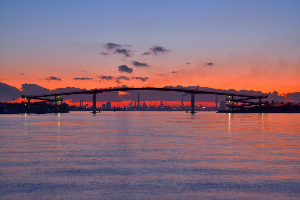 夕暮れの中の島大橋