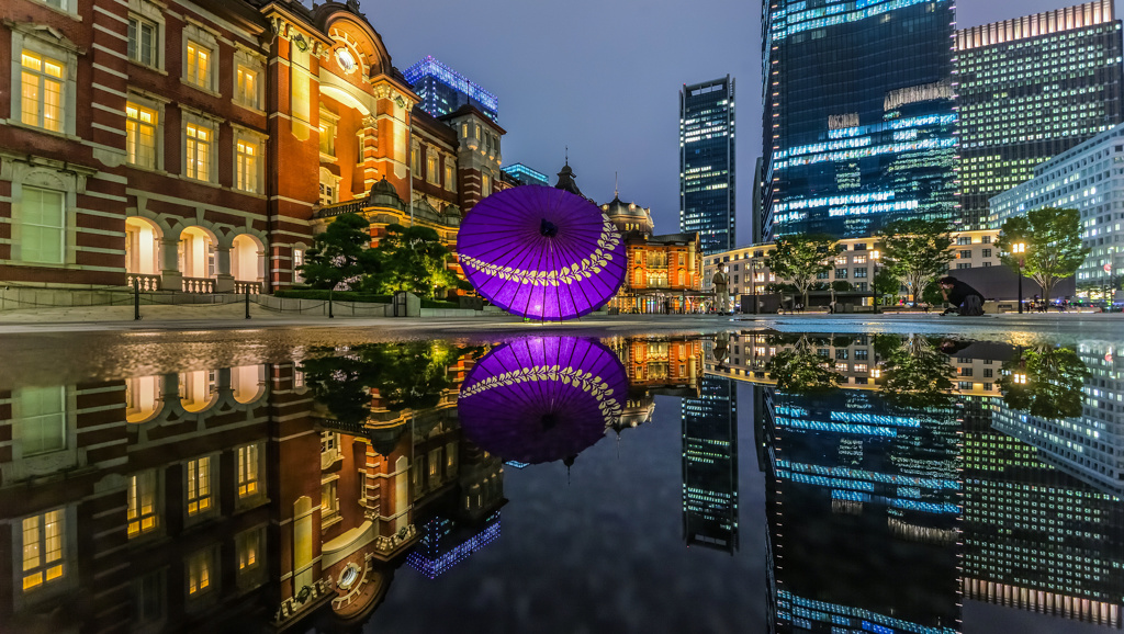 東京駅夜景 with 和傘2
