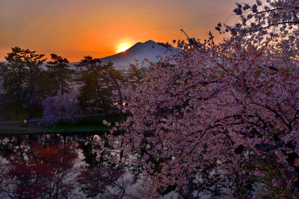 岩木山に沈む夕日