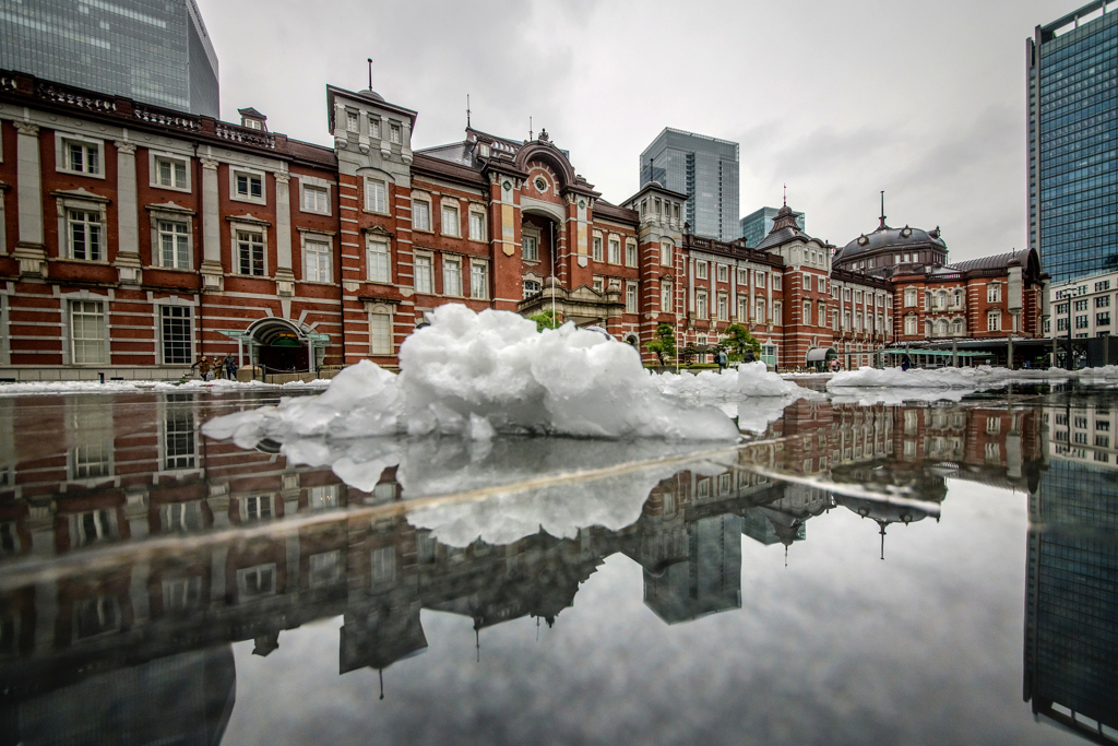 東京駅の水たまりリフレクション