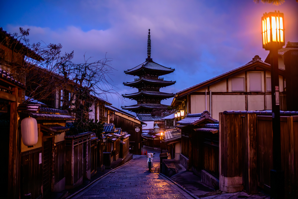 夜明け前の八坂道