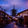 夜明け前の八坂道