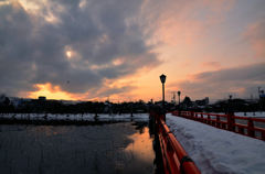 夕焼け空に向かってのびる橋