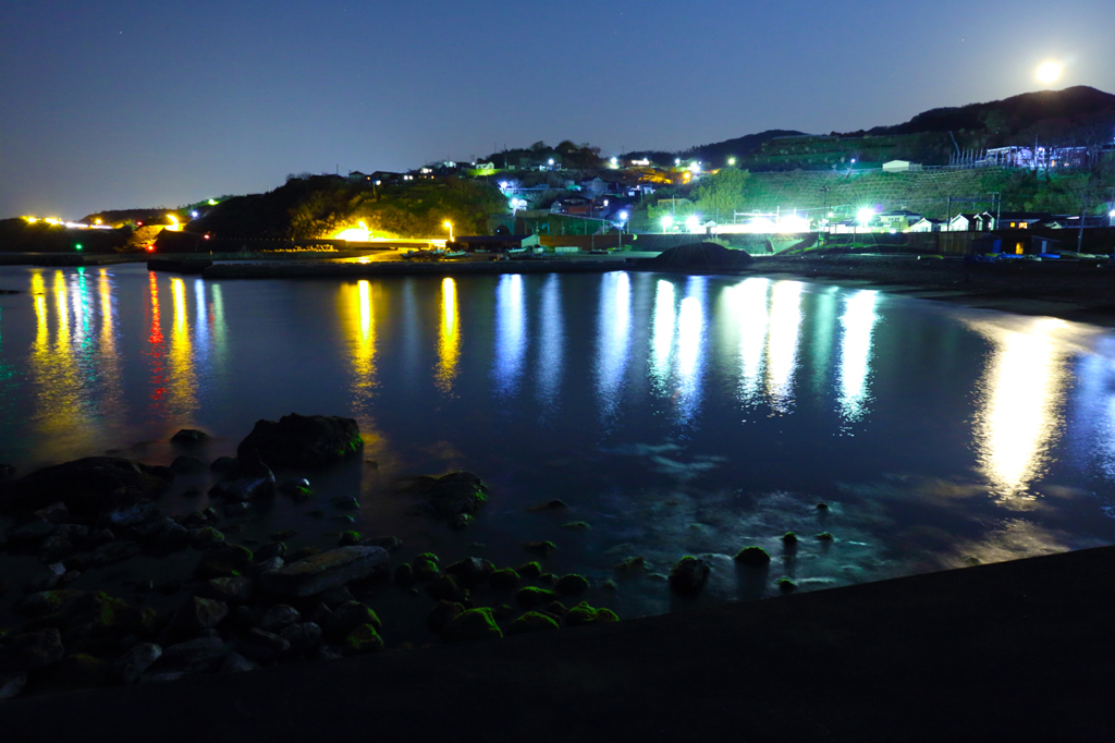 笠島漁港と月