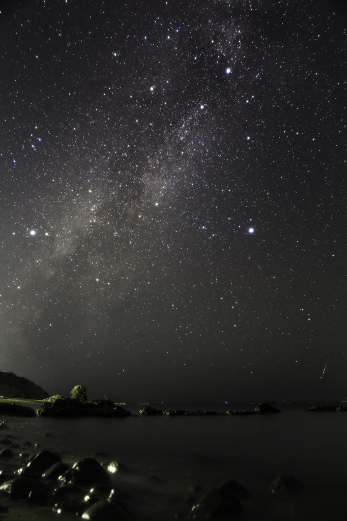 天の川と小さい流星