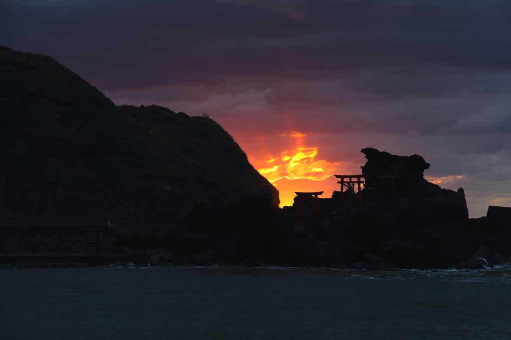笠島の弁天岩