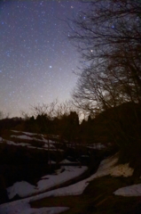 残雪と星