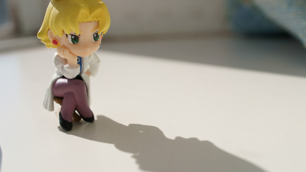 考える赤木リツコ