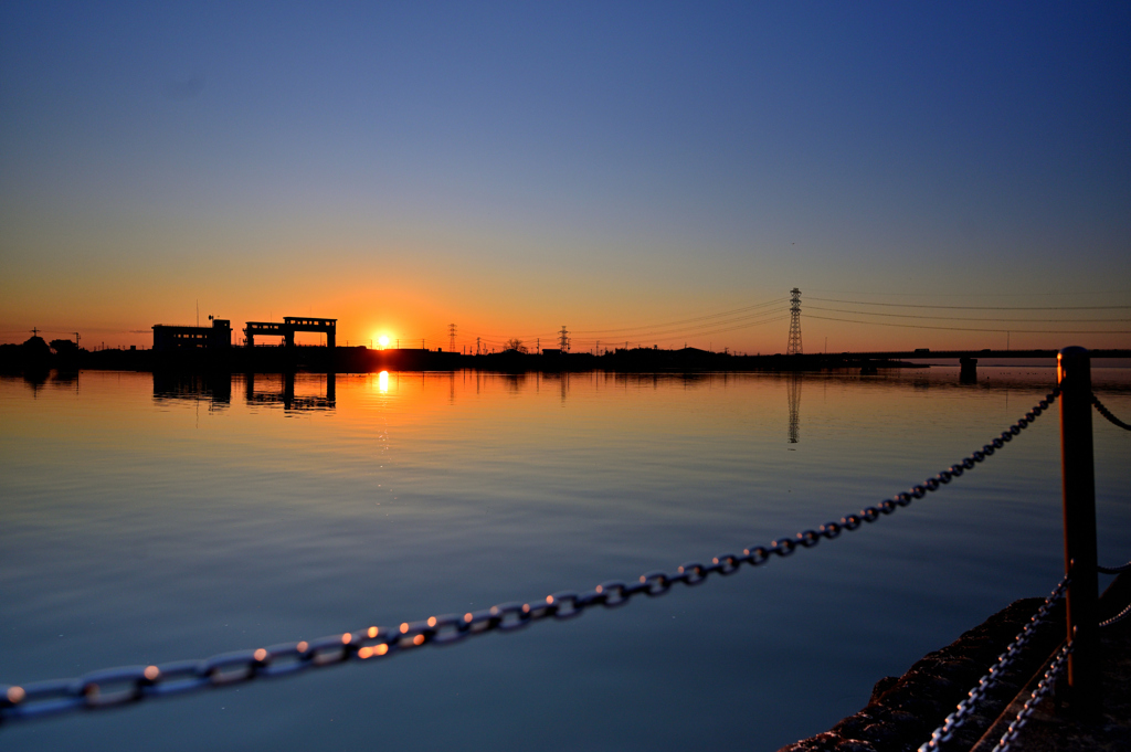 夕日を浴びて煌めく鎖