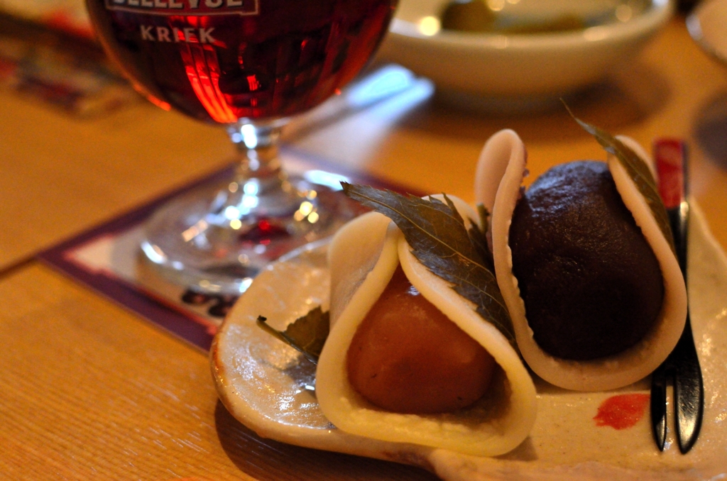 特製お手製桜餅。黒い漉し餡の中には甘〜い苺入り！