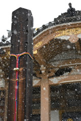春の雪の永源寺