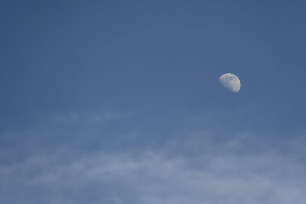 雲の上の月