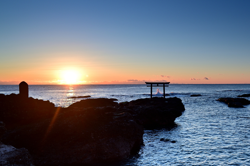 鳥居と波柱