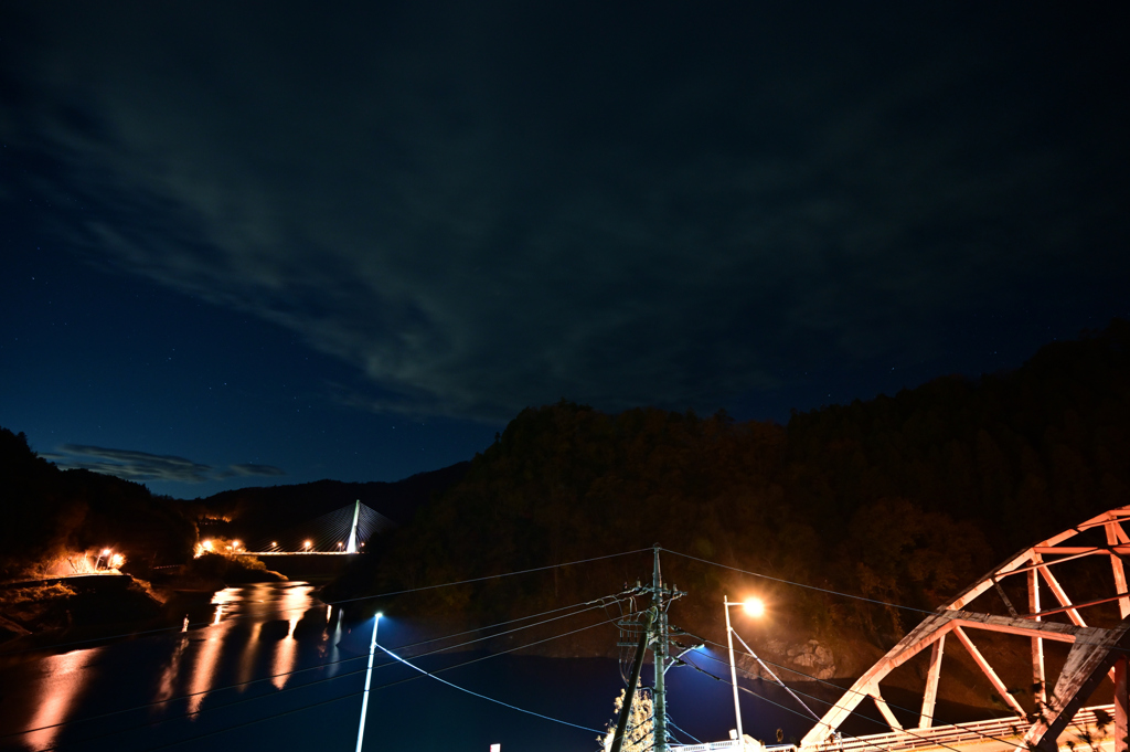 星空とダムと橋