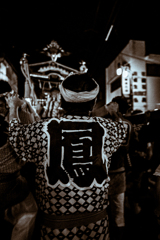 背負う