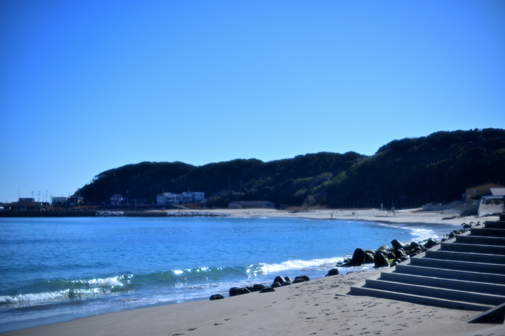 誰もいない冬の海辺