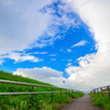 雨雲割く道