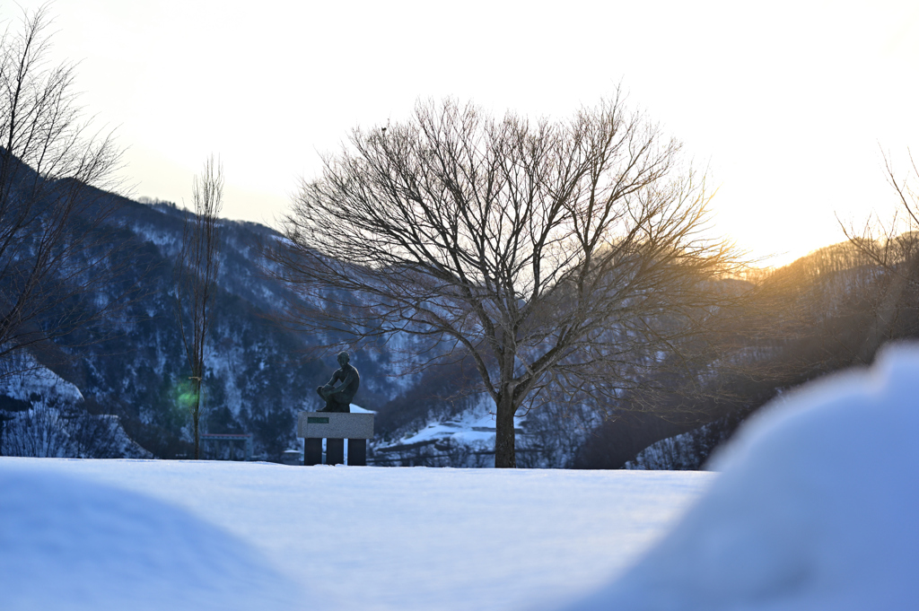 夕暮れを背に