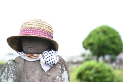 梅雨空、夏のお地蔵さま
