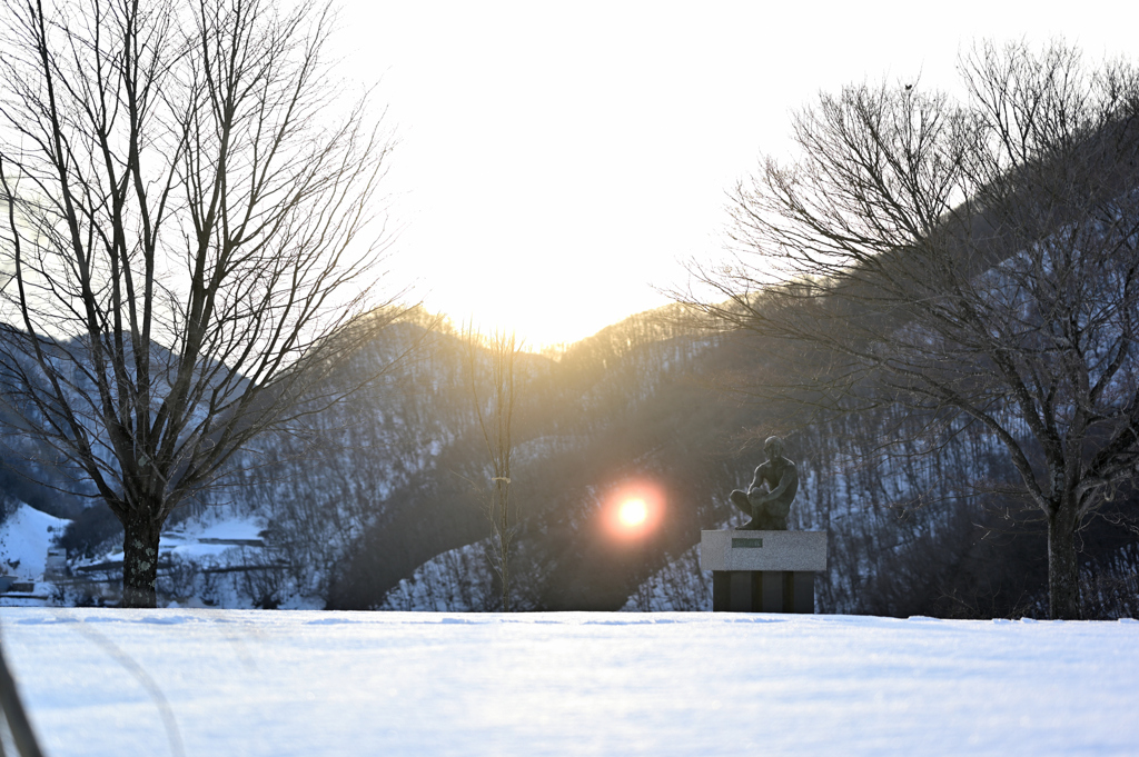 雪で埋まった公園で