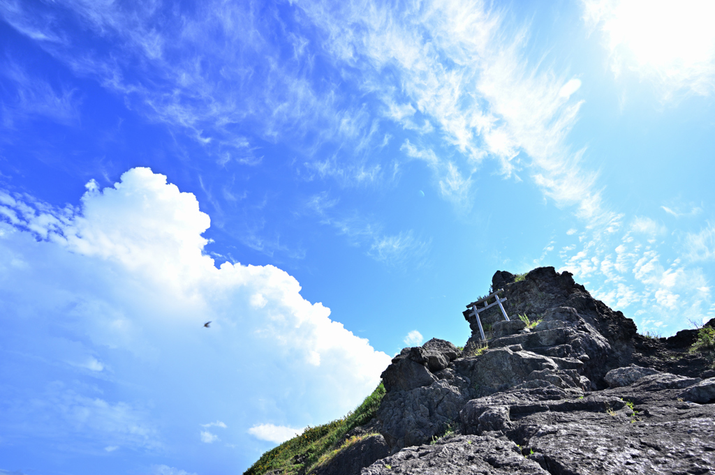夏空割く