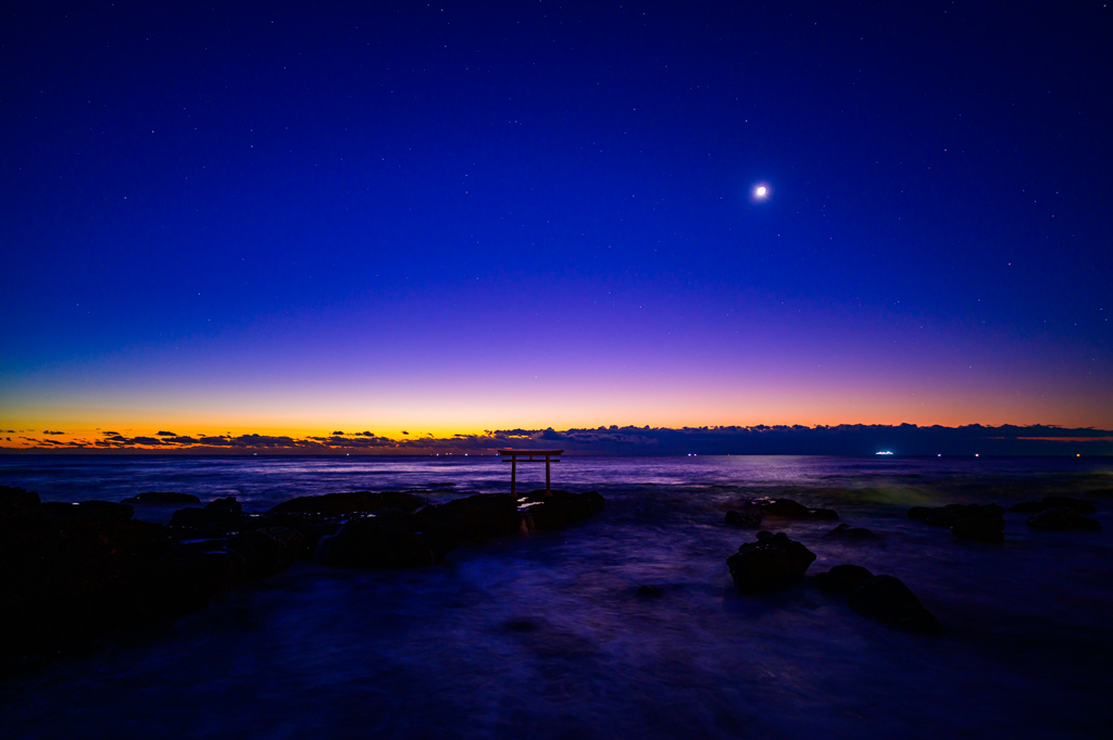夜明け前の群青