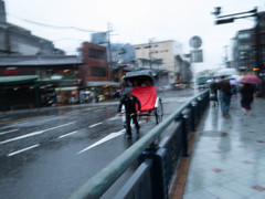 雨の京都祇園石段下