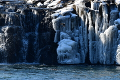 冬晴　～厳冬阿武隈川の氷瀑～　