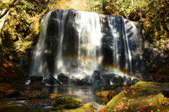 虹染まる達沢の不動滝