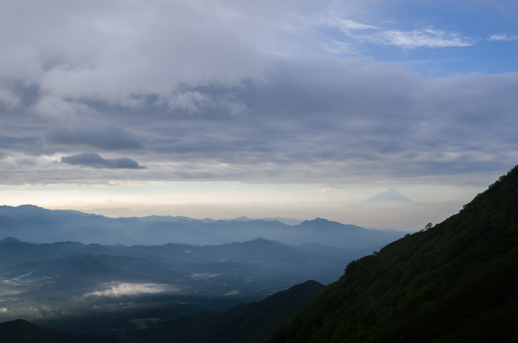 雨上がりの雲間から