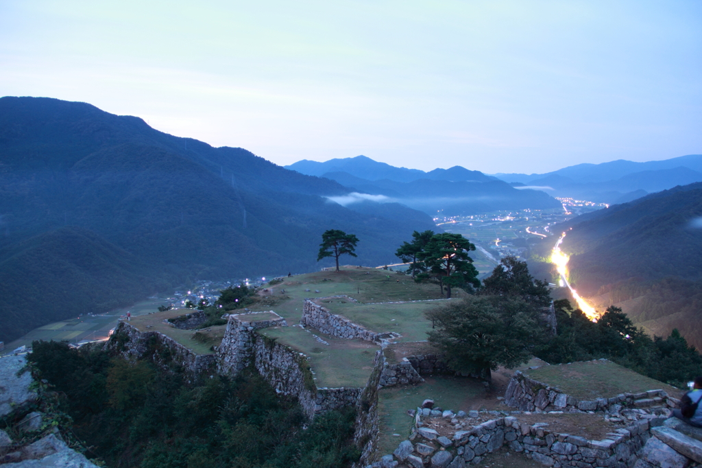 山城の夜明け