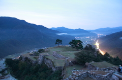 山城の夜明け