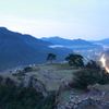 山城の夜明け
