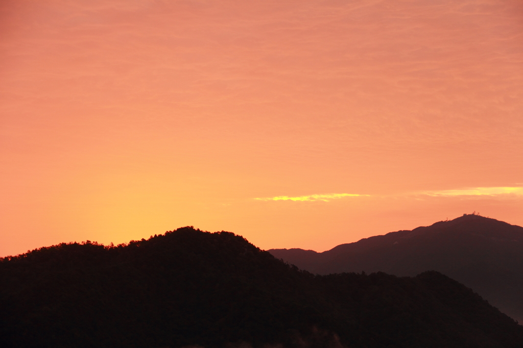 山の夜明け
