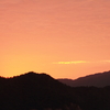 山の夜明け
