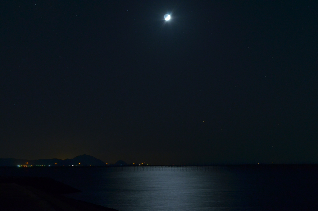 海を照らす月光