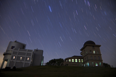 星空の輝く天文台の下の下で