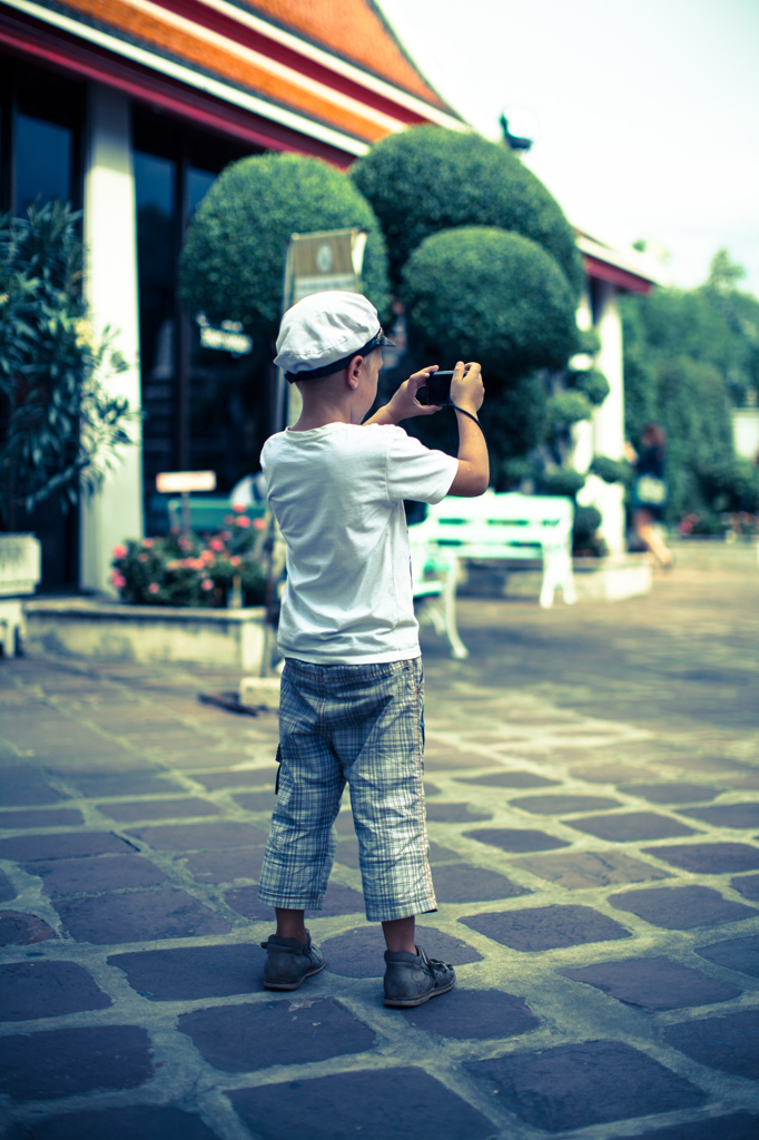 ワットポーの写真を撮る少年