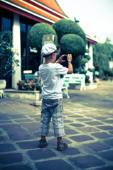 ワットポーの写真を撮る少年