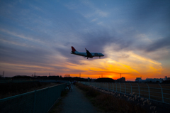 夕暮れとジェット機