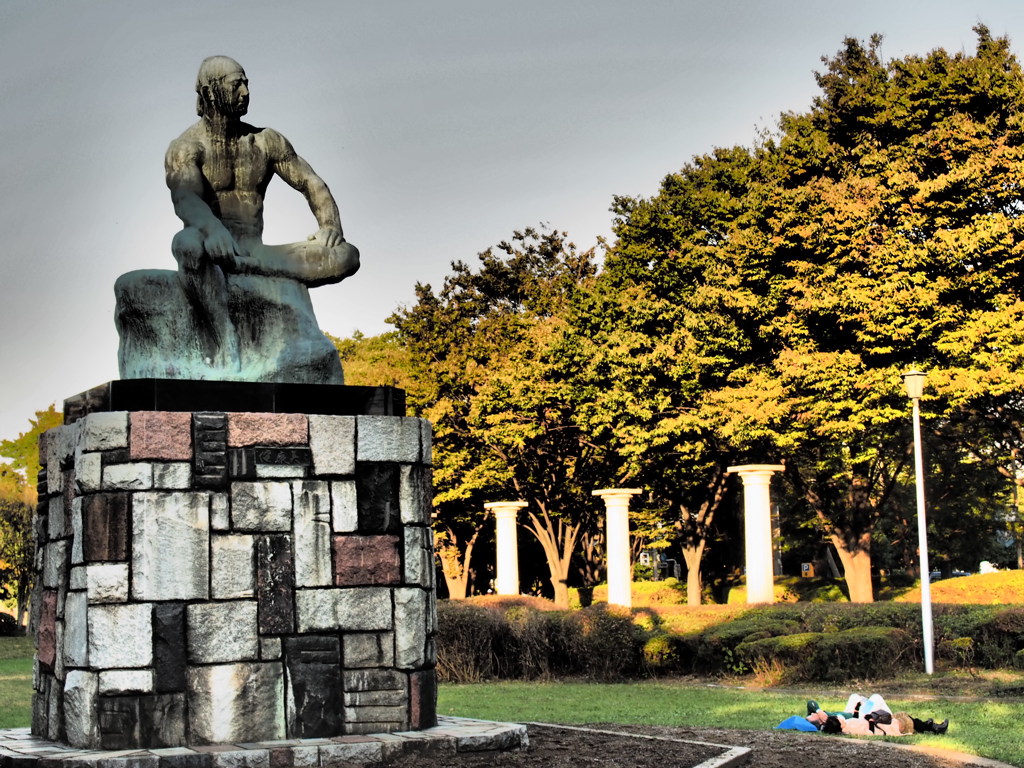 リア充は爆発していいんだ像