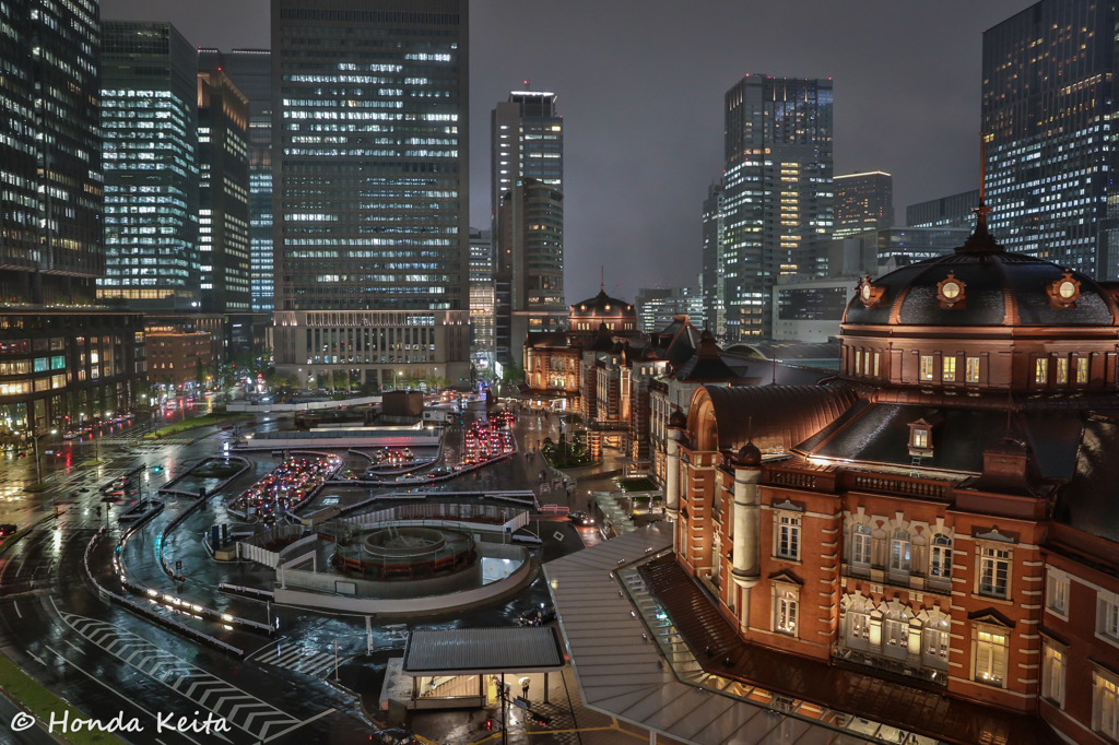 【雨の東京駅】