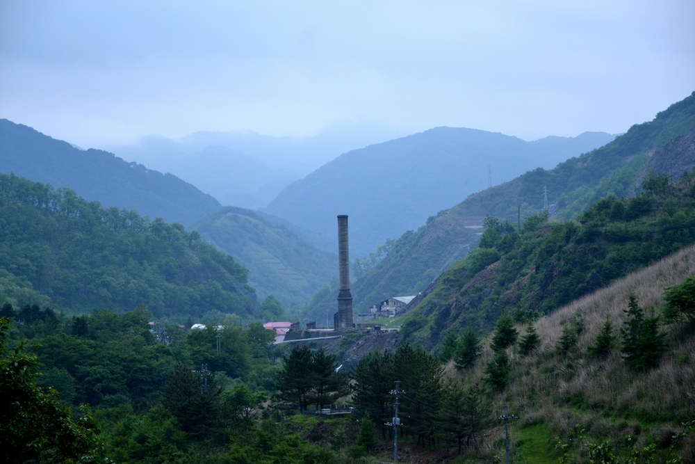 山の谷間に