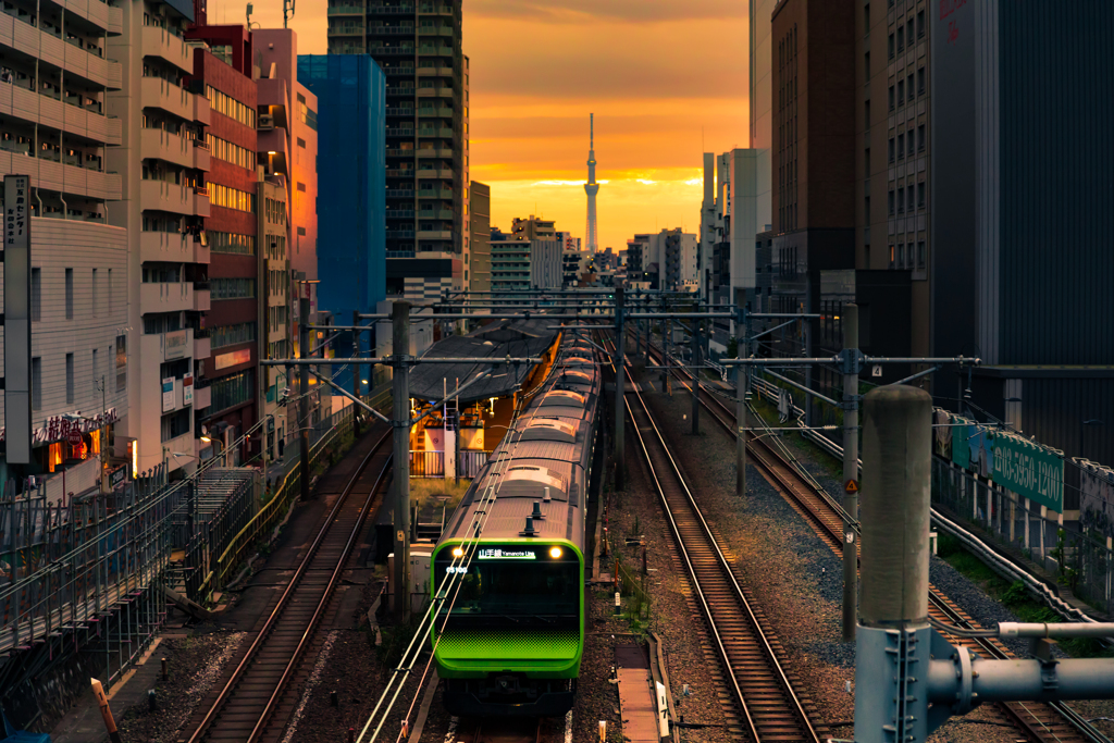 山手線の夜明け