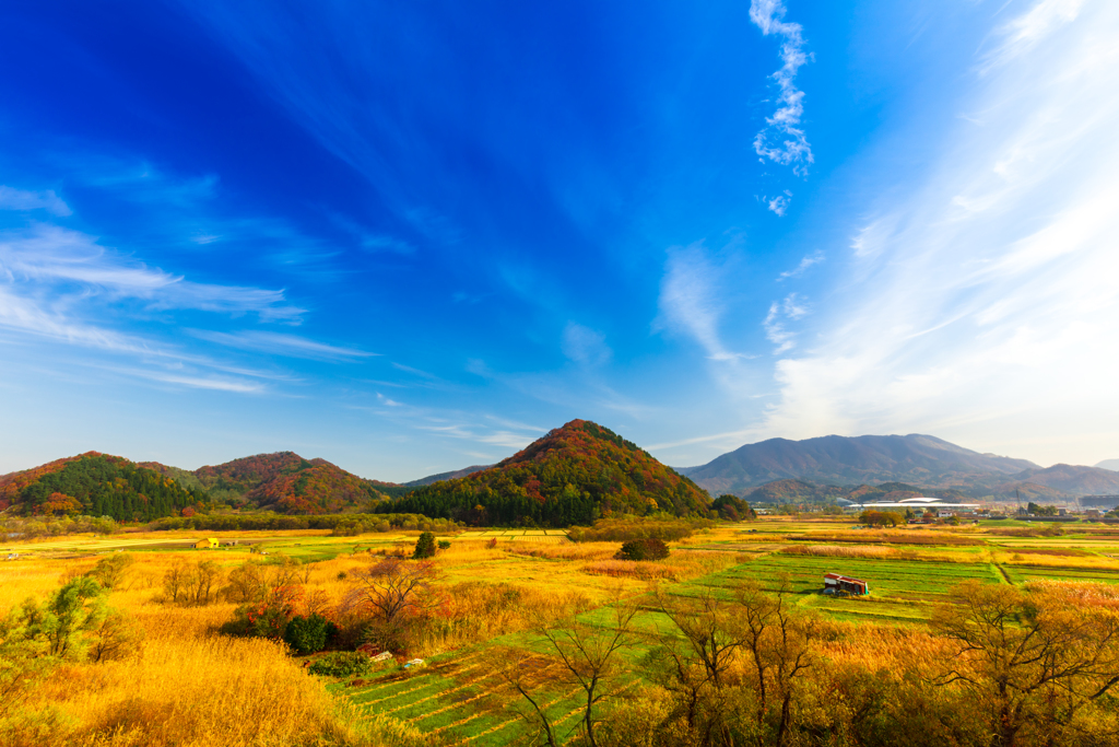 青空を吸い込む山