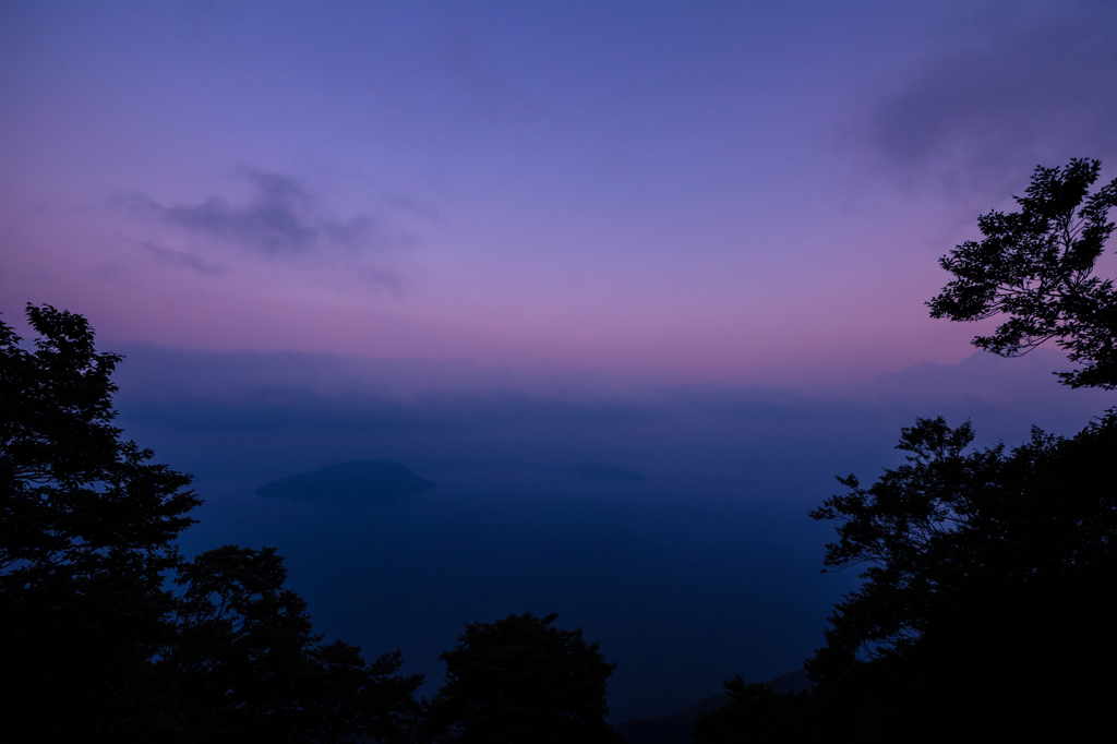 夕暮れの十和田湖