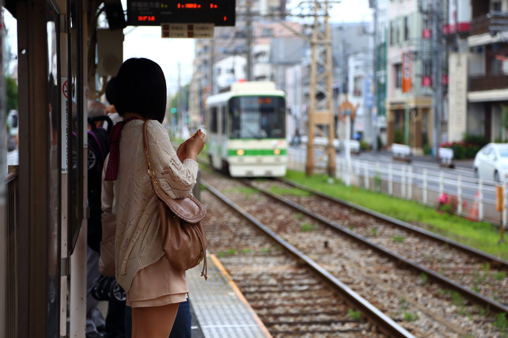 電車を待つ人