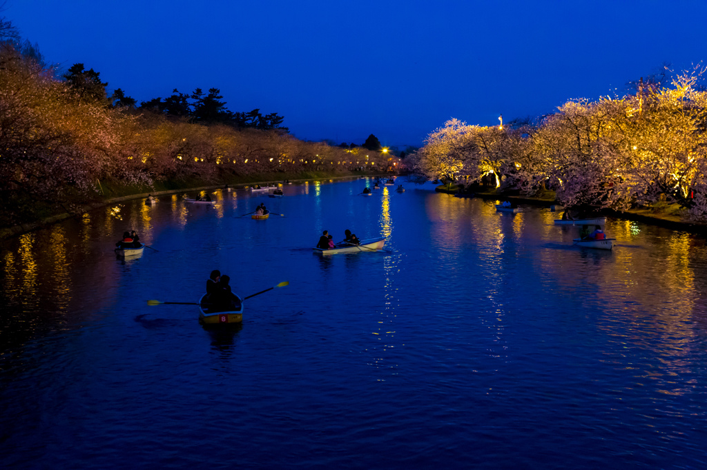 夕闇の弘前公園西濠